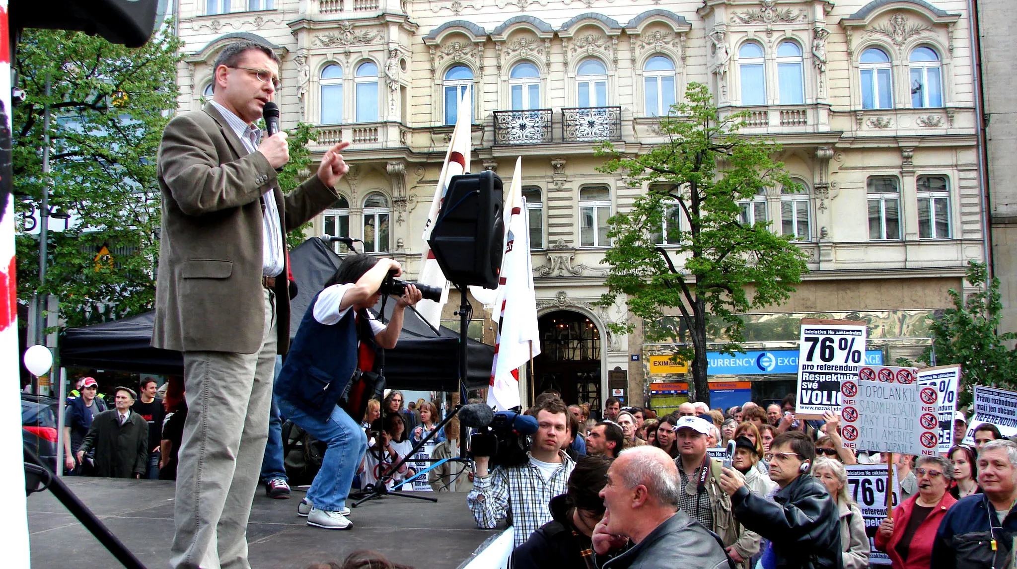 Lubomír Zaorálek na demonstraci proti americkému radaru v květnu 2008