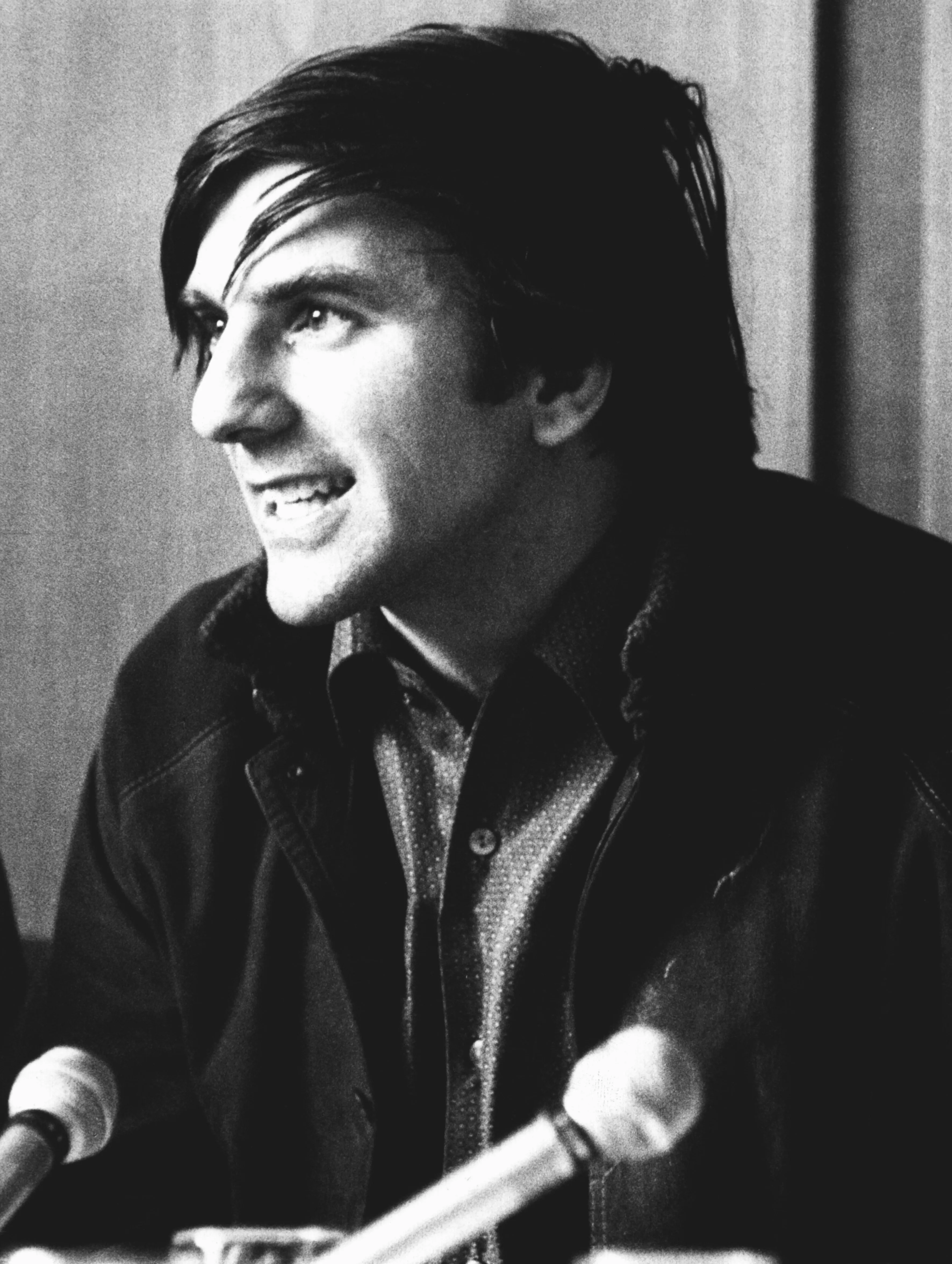 ARCHIV - Der Studentenf¸hrer und Ideologe des Sozialistischen Deutschen Studentenbundes (SDS), Rudi Dutschke (Aufnahme aus den 60-er Jahren). Rudi Dutschke war wortgewaltiger Anf¸hrer der Auﬂerparlamentarischen Opposition. 1968 wurde ein Attentat auf ihn ver¸bt, an dessen Sp‰tfolgen er starb. Jetzt hat auch Hosea Dutschke, der ‰ltere Sohn, seine Erinnerungen an eine aufregende Familien- und Zeitgeschichte aufgeschrieben. Foto: Fritz Reiss/dpa (zu dpa:"´Rudi und ichª: Hosea Dutschke erinnert sich"†vom 22.10.2013) +++(c) dpa - Bildfunk+++